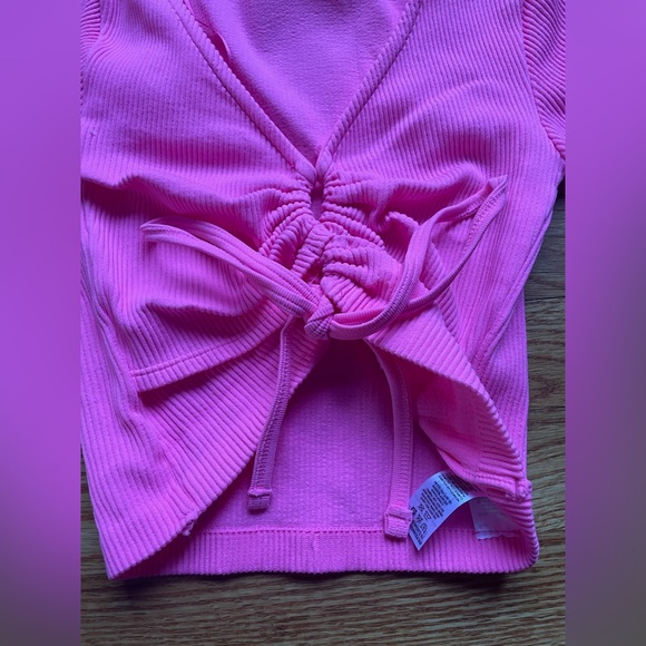 neon pink crop top with bow in the middle - Picture 3 of 3